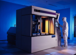 Grande machine pour gravure de plaquettes de silicone